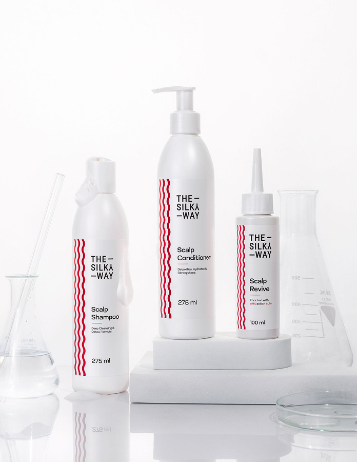 Hajregeneráló termékek károsodott hajra – TheSilkyWay sampon, balzsam, maszk és regeneráló víz TheSilkyWay Hajregeneráló Sampon, Kondicionáló, Maszk és Miracle Hajregeneráló Víz rózsaszín háttérrel