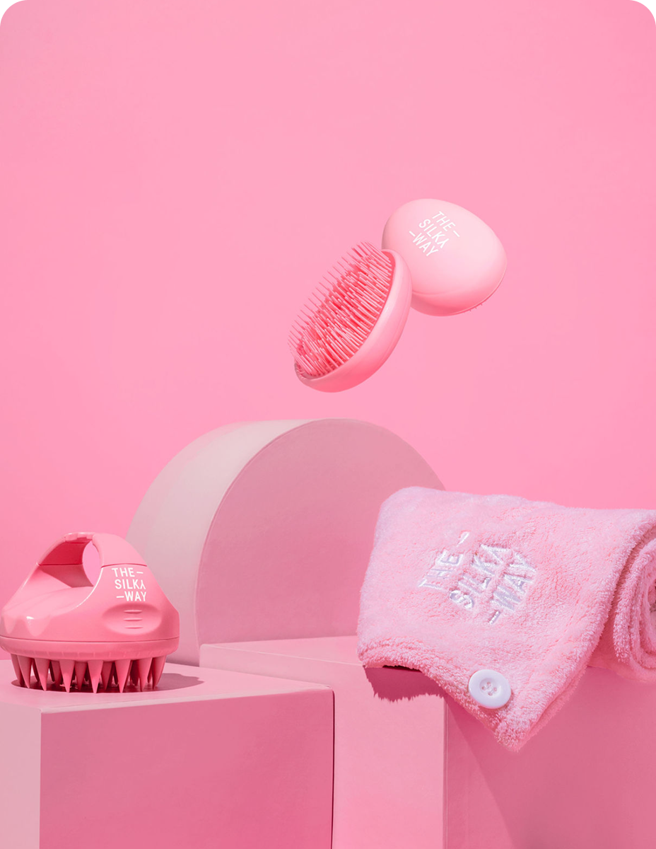 Hajregeneráló termékek károsodott hajra – TheSilkyWay sampon, balzsam, maszk és regeneráló víz TheSilkyWay Hajregeneráló Sampon, Kondicionáló, Maszk és Miracle Hajregeneráló Víz rózsaszín háttérrel